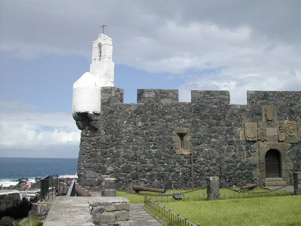 LE FORT DE SAN MIGUEL.
Il sagit dune forteresse  la base carre dont la fondation remonte au 25 juillet 1575.
Cest en effet  cette date que Philippe II autorisa par dcret royal celui qui tait alors maire de la ville 
et qui fut plus tard  regidor  de Tenerife (sorte dchevin), Fabian Via Negrn,  en commencer la construction.
 La porte dentre prsente plusieurs armoiries : au milieu se trouve le blason principal et le plus joliment sculpt, 
o apparaissent les armes hraldiques de lempereur Charles I dEspagne et V dAllemagne, qui taient galement celles de son fils Philippe II. 



